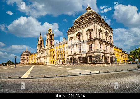 Nationalpalast Mafra, Portugal. Großer barocker und neoklassizistischer königlicher Komplex mit Basilika und Twin-Türmen unter blauem Himmel. UNESCO-Weltkulturerbe. Stockfoto