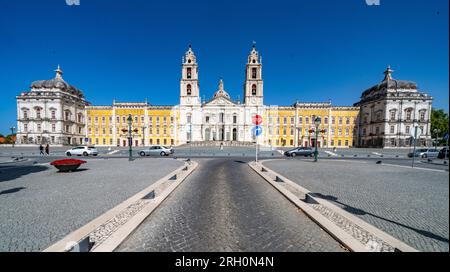Nationalpalast Mafra, Portugal. Großer barocker und neoklassizistischer königlicher Komplex mit Basilika und Twin-Türmen unter blauem Himmel. UNESCO-Weltkulturerbe. Stockfoto