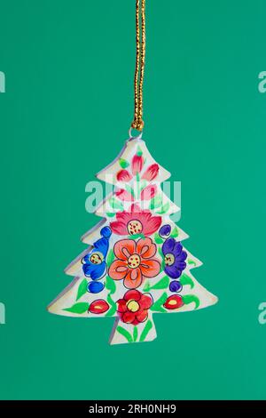 Holzkiefernbaum mit bemalten dekorativen Blumen, weihnachtsdekoration Stockfoto