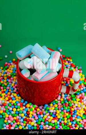 Rote Schüssel mit bunten Marshmallows Stockfoto