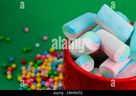 Rote Schüssel mit bunten Marshmallows Stockfoto