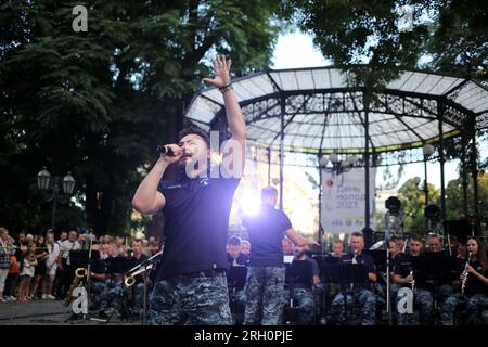 Odessa, Ukraine. 12. Aug. 2023. Olexander Filippov (Sänger) und Künstler des Center of Military Musical Arts of the Naval Forces of the Ukraine der Streitkräfte der Ukraine werden im City Garden zu Ehren des Day of Youth Concerts gewidmet dem Day of Youth im aufgeführt Stadtgarten. Der Jugendtag 2023 dreht sich um den Internationalen Jugendtag, der am 12. August von den Vereinten Nationen gefeiert wird. (Foto: Viacheslav Onyshchenko/SOPA Images/Sipa USA) Guthaben: SIPA USA/Alamy Live News Stockfoto