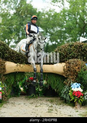 Haras du Pin, Frankreich. 12. August 2023. Andrew HEFFERNAN aus den Niederlanden mit Gideon während des Cross-Country bei der FEI Eventing Europameisterschaft am 12. August 2023, Haras du Pin, Frankreich (Foto: Maxime David/MXIMD Pictures - mximd.com) Kredit: MXIMD Pictures/Alamy Live News Kredit: MXIMD Pictures/Alamy Live News Stockfoto