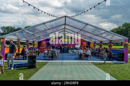 Pop-up-Bar, die von Underbelly im Rahmen des Circus Hub auf den Meadows im Stadtzentrum von Edinburgh betrieben wird. Stockfoto