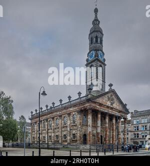 Eine Reisegruppe steht vor St. Andrews in the Square, einer ehemaligen Kirche aus dem 18. Jahrhundert, die heute als Zentrum für schottische Kultur genutzt wird. Es ist in Glas Stockfoto