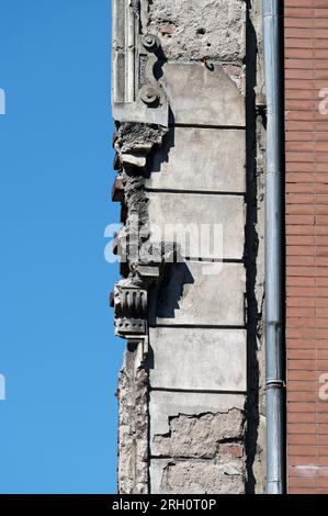 Überreste einer beschädigten Fassade an einer noch bestehenden Gebäudelücke aus dem Zweiten Weltkrieg in köln Stockfoto