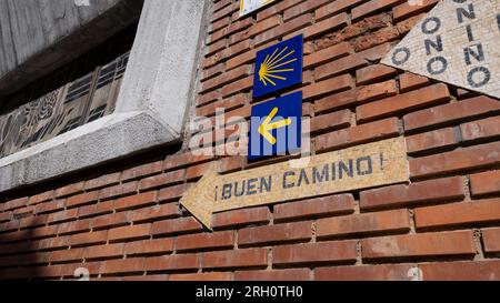 Auf der Iglesia de San Pedro de Rectivía sehen Pilger den Weg entlang der Camino Frances in Astorga, Leon, Spanien. Die Muschel und das gelbe A. Stockfoto