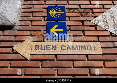 Auf der Iglesia de San Pedro de Rectivía sehen Pilger den Weg entlang der Camino Frances in Astorga, Leon, Spanien. Die Muschel und das gelbe A. Stockfoto