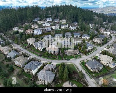 Luftaufnahmen eines gehobenen Viertels an einem Hügel in West Linn, Oregon. Stockfoto