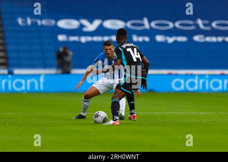 John Smith's Stadium, Huddersfield, England - 12. August 2023 Matty Pearson (4) of Huddersfield Town Jockeys Kelechi Iheanacho (14) of Leicester City - während des Spiels Huddersfield Town gegen Leicester City, Sky Bet Championship, 2023/24, John Smith's Stadium, Huddersfield, England - 12. August 2023 Kredit: Mathew Marsden/WhiteRosePhotos/Alamy Live News Stockfoto