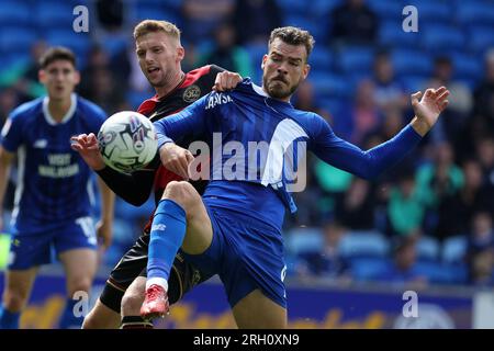 Cardiff, Großbritannien. 12. Aug. 2023. Dimitrios Goutas aus Cardiff City (r) wird von Sam Field vom QPR zurückgehalten. EFL Skybet Meisterschaftsspiel, Cardiff City gegen Queens Park Rangers im Cardiff City Stadium in Cardiff, Wales, am Samstag, den 12. August 2023. Dieses Bild darf nur zu redaktionellen Zwecken verwendet werden. Nur redaktionelle Verwendung, Bild von Andrew Orchard/Andrew Orchard Sports Photography/Alamy Live News Credit: Andrew Orchard Sports Photography/Alamy Live News Stockfoto