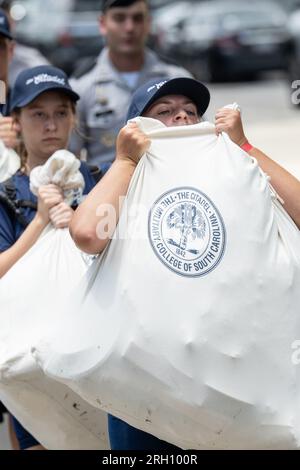 Charleston, Usa. 12. Aug. 2023. Eine neue Studentin, bekannt als A Knob, hat am Matriculation Day am Citadel Military College in Charleston, South Carolina, am Samstag, den 12. August 2023, Schwierigkeiten, ihre Uniformtasche zu tragen. Die Rekruten des Kadetts kamen an einem rekordverdächtig heißen und feuchten Tag in Charleston an. Foto: Richard Ellis/UPI Credit: UPI/Alamy Live News Stockfoto