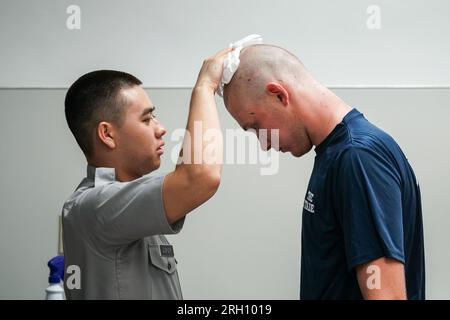 Charleston, Usa. 12. Aug. 2023. Ein neuer Student, bekannt als Knauf, lässt seinen frisch rasierten Kopf am Matriculation Day am Citadel Military College in Charleston, South Carolina, am Samstag, den 12. August 2023, von einem Oberklässler polieren. Die Rekruten des Kadetts kamen an einem rekordverdächtig heißen und feuchten Tag an, um die traditionelle Einführung zu beginnen, bekannt als Höllenwoche. Foto: Richard Ellis/UPI Credit: UPI/Alamy Live News Stockfoto