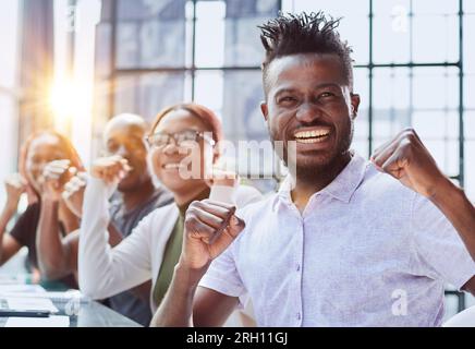 Business-Team feiert ihren Erfolg. Gutes Geschäft Stockfoto