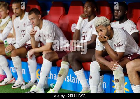 München, Deutschland. 12. Aug. 2023. Fußball: DFL Supercup, FC Bayern München - RB Leipzig, Allianz Arena. Die Spieler von Bayern (von rechts) Serge Gnabry, Dayot Upamecano, Mathys Tel, Joshua Kimmich und Leroy Sane sitzen nach dem Spiel auf der Bank. München verliert 0:3. WICHTIGER HINWEIS: Gemäß den Anforderungen der DFL Deutsche Fußball Liga und des DFB Deutscher Fußball-Bund ist es verboten, im Stadion aufgenommene Fotos und/oder das Spiel in Form von Sequenzbildern und/oder videoähnlichen Fotoserien zu verwenden oder verwenden zu lassen. Kredit: Daniel Löb/dpa/Alamy Live News Stockfoto