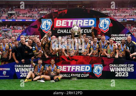 Leigh Leopards Team feiert ihren Sieg nach einem Goldenen Punkt-Sieg von 17-16 im Betfred Challenge Cup Spiel Hull KR vs Leigh Leopards im Wembley Stadium, London, Großbritannien, 12. August 2023 (Foto von Steve Flynn/News Images) Stockfoto