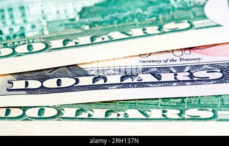 Zusammengefaltet amerikanische Bargeld-Banknoten von 50 Dollar, ein Haufen amerikanische Dollar mit einem Nennwert von 50 Dollar Stockfoto