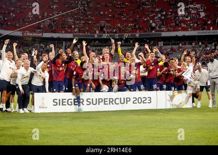 München, Deutschland. 12. Aug. 2023. Team Leipzig feiert den Sieg nach dem deutschen Supercup-Fußballspiel 2023 zwischen Bayern München und RB Leipzig am 12. August 2023 in München. Kredit: Philippe Ruiz/Xinhua/Alamy Live News Stockfoto