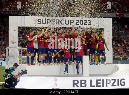 München, Deutschland. 12. Aug. 2023. Team Leipzig feiert den Sieg nach dem deutschen Supercup-Fußballspiel 2023 zwischen Bayern München und RB Leipzig am 12. August 2023 in München. Kredit: Philippe Ruiz/Xinhua/Alamy Live News Stockfoto