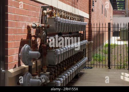 Gaszähler vor dem Wohnungsgebäude. Chicago, Illinois. Stockfoto