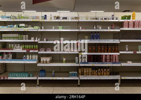 London, Großbritannien. 12. Aug. 2023. Halb leere Regale im Wilko-Einzelhandelsgeschäft in London. Ein beliebter britischer Einzelhändler „Wilko“ (ehemals Wilkinson Hardware Stores) kündigte am 10. 2023. August an, dass das Unternehmen in die Verwaltung übergeht. 12.500 Arbeitsplätze gefährden. Das Unternehmen verfügt über 400 Geschäfte in ganz Großbritannien. Kredit: SOPA Images Limited/Alamy Live News Stockfoto