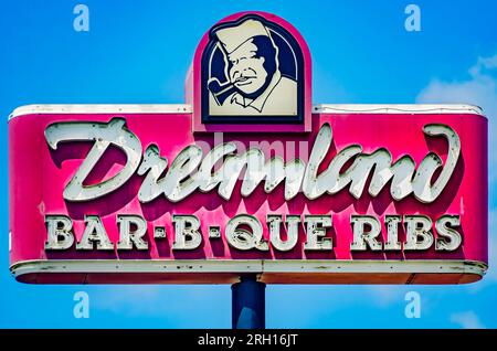 Dreamland Bar-B-Que Ribs wird am 12. August 2023 auf einem Neonschild in Mobile, Alabama, beworben. Dreamland BBQ wurde 1958 in Tuscaloosa, Alabama, gegründet. Stockfoto
