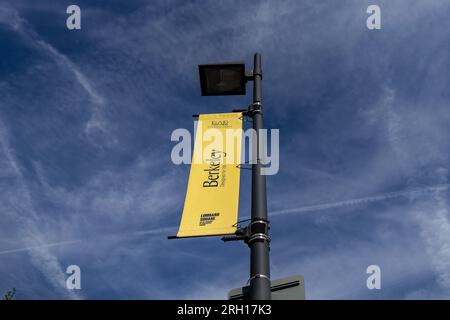 London, Großbritannien. 12. Aug. 2023. Das Banner der Berkeley Group Holdings plc ist ein britischer Immobilienentwickler und Hausbauer und wird in London gesehen. (Foto: May James/SOPA Images/Sipa USA) Guthaben: SIPA USA/Alamy Live News Stockfoto