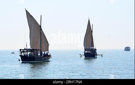 Gouverneur Hawalli, Kuwait. 12. Aug. 2023. Dhow-Boote mit Tauchern nehmen am 12. August 2023 an einem Dock in Al-Salmiya, Hawalli Governorate, Kuwait, an der Eröffnung des Pearl Diving Festivals 32. Teil. Das Pearl Diving Festival 32. begann am Samstag hier in der Hauptstadt Kuwaitis nach dreijähriger Pause aufgrund der COVID-19-Pandemie. Früher am Tag bestiegen bis zu 60 junge Taucher zwei Dhau-Boote, um sich auf eine Perlensuche zu begeben, die mehrere Tage dauern könnte, laut der offiziellen Kuwait News Agency (KUNA). Kredit: Asad/Xinhua/Alamy Live News Stockfoto