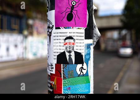 Anti-Peking-Slogans sind in Brick Lane in London zu sehen. Die Brick Lane im Osten Londons, die historisch für ihre vielseitige Straßenkunst gefeiert wurde, wurde kürzlich in einen umstrittenen Graffiti-Krieg verwickelt. Der Konflikt begann am Samstag, den 5., als eine Gruppe von Künstlern die '12 sozialistischen Grundwerte' der Kommunistischen Partei Chinas präsentierte. In 24 fettgedruckte rote chinesische Schriftzeichen auf einer 100m-mm-Wand. Diese Werte sind "Wohlstand", "Demokratie", "Höflichkeit" und "Harmonie"; die sozialen Werte von "Freiheit", "Gleichheit", "Gerechtigkeit" und "Rechtsstaatlichkeit"; und die individuellen Werte von "Patriotismus", "Demokratie" und "Integration" Stockfoto