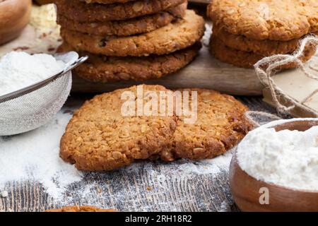 Haferflocken-Kekse mit Zusatz von getrockneten Früchten und verschiedenen Nusssorten, einschließlich Erdnüsse, Weizen-Haferflocken-Kekse mit Erdnüssen Stockfoto