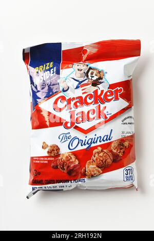 IRVINE, KALIFORNIEN - 7. AUGUST 2023: Eine Tüte Cracker Jack ein traditioneller Snack und Baseballspiele. Stockfoto