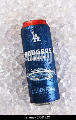 IRVINE, KALIFORNIEN - 12. AUGUST 2023: A Can of Dodgers Blonde Ale von Golden Road Brewing, auf einem Bett aus Eis. Stockfoto