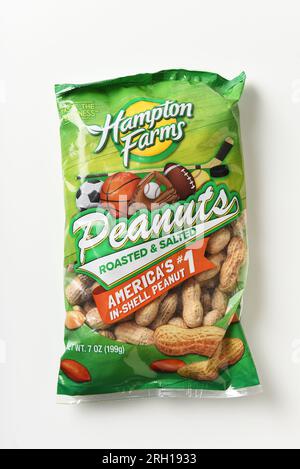 IRVINE, KALIFORNIEN - 7. AUGUST 2023: A bag of Hampton Farms Roasted and Salted Peanuts ein traditioneller Snack bei Baseballspielen. Stockfoto