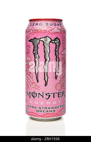 IRVINE, KALIFORNIEN - 12. AUGUST 2023: A Can of Monster Energy Drink Ultra Strawberry Dreams Aroma. Stockfoto