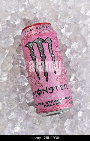 IRVINE, KALIFORNIEN - 12. AUGUST 2023: A Can of Monster Energy Drink Ultra Strawberry Dreams Aroma auf einem Bett aus Eis. Stockfoto