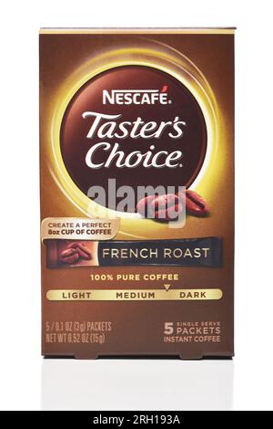 IRVINE, KALIFORNIEN - 12. AUGUST 2023: Eine Schachtel Nescafe Tasters Choice French Roast Coffee, ein-Tassen-Pakete. Stockfoto