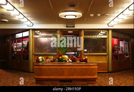 LONG BEACH, KALIFORNIEN - 14. JUNI 2023: Das Interieur des Queen Mary Ocean Liners wurde in ein Hotel umgewandelt Stockfoto