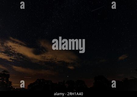 Comber, Großbritannien. 13. Aug. 2023. 13. August 2023 Perseid Meteoritenschauer über Nendrum Klosteranlage. Mahee Island, Comber, Newtownards BT23 6EP Kredit: Bonzo/Alamy Live News Stockfoto