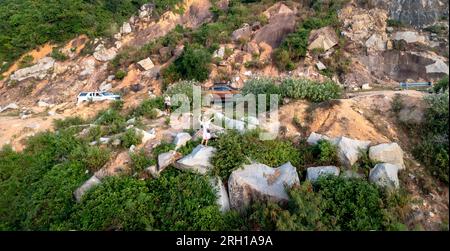 Provinz Phu Yen, Vietnam - 30. Juli 2023: Touristen begrüßen den Sonnenaufgang in Mui Dien in der Provinz Phu Yen, Vietnam. MUI Dien ist der erste Punkt im t Stockfoto