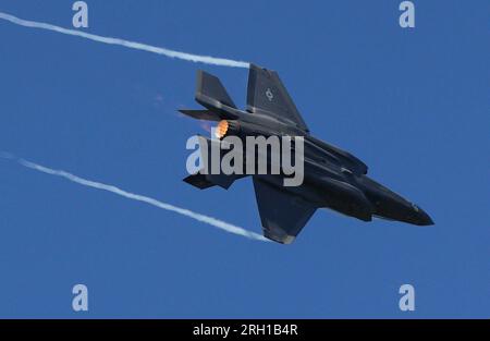 Abbotsford, Kanada. 12. Aug. 2023. Eine US Air Force F-35 Lightning II führt am 12. August 2023 auf der Abbotsford International Airshow 2023 in Abbotsford, British Columbia, Kanada, eine Luftdemonstration durch. Die 2023 Abbotsford International Airshow ist eine der größten Flugshows Kanadas und findet vom 11. August bis 13. August hier statt. Kredit: Liang Sen/Xinhua/Alamy Live News Stockfoto