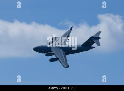 Abbotsford, Kanada. 12. Aug. 2023. Eine US-Luftwaffe C-17 Globemaster III führt am 12. August 2023 eine Luftdemonstration während der Abbotsford International Airshow 2023 in Abbotsford, British Columbia, Kanada, durch. Die 2023 Abbotsford International Airshow ist eine der größten Flugshows Kanadas und findet vom 11. August bis 13. August hier statt. Kredit: Liang Sen/Xinhua/Alamy Live News Stockfoto