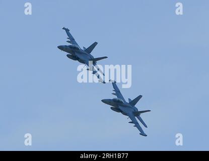 Abbotsford, Kanada. 12. Aug. 2023. U.S. Navy E/A-18G Growler-Flugzeuge führen am 12. August 2023 auf der Abbotsford International Airshow 2023 in Abbotsford, British Columbia, Kanada, eine Luftdemonstration durch. Die 2023 Abbotsford International Airshow ist eine der größten Flugshows Kanadas und findet vom 11. August bis 13. August hier statt. Kredit: Liang Sen/Xinhua/Alamy Live News Stockfoto