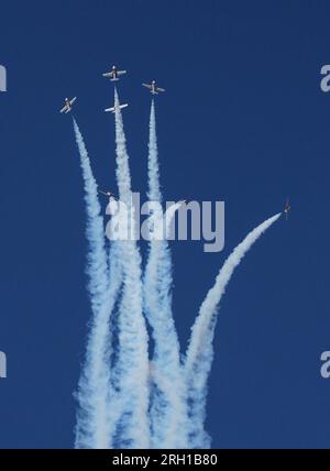 Abbotsford, Kanada. 12. Aug. 2023. Die kanadische Luftwaffe Snowbirds tritt am 12. August 2023 auf der Abbotsford International Airshow 2023 in Abbotsford, British Columbia, Kanada, am Himmel auf. Die 2023 Abbotsford International Airshow ist eine der größten Flugshows Kanadas und findet vom 11. August bis 13. August hier statt. Kredit: Liang Sen/Xinhua/Alamy Live News Stockfoto