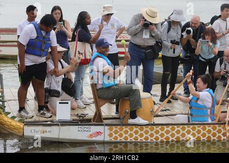 NY, USA. 12. Aug. 2023. Flushing Park, New York, USA, 112. August 2023 - Bürgermeister Eric Adams tritt am Samstag, den 12. August 2023, am Hong Kong Dragon Boat Festival 2023 mit der Mayors Community Affairs Unit (CAU) am Meadow Lake in Flushing Meadows Corona Park, Queens, an. Foto: Luiz Rampelotto/EuropaNewswire (Kreditbild: © Luiz Rampelotto/ZUMA Press Wire) NUR REDAKTIONELLE VERWENDUNG! Nicht für den kommerziellen GEBRAUCH! Stockfoto