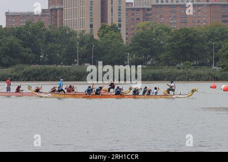 NY, USA. 12. Aug. 2023. Flushing Park, New York, USA, 112. August 2023 - Bürgermeister Eric Adams tritt am Samstag, den 12. August 2023, am Hong Kong Dragon Boat Festival 2023 mit der Mayors Community Affairs Unit (CAU) am Meadow Lake in Flushing Meadows Corona Park, Queens, an. Foto: Luiz Rampelotto/EuropaNewswire (Kreditbild: © Luiz Rampelotto/ZUMA Press Wire) NUR REDAKTIONELLE VERWENDUNG! Nicht für den kommerziellen GEBRAUCH! Stockfoto