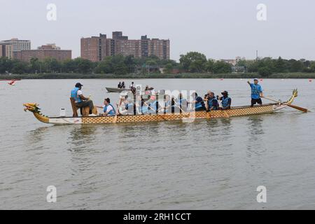 NY, USA. 12. Aug. 2023. Flushing Park, New York, USA, 112. August 2023 - Bürgermeister Eric Adams tritt am Samstag, den 12. August 2023, am Hong Kong Dragon Boat Festival 2023 mit der Mayors Community Affairs Unit (CAU) am Meadow Lake in Flushing Meadows Corona Park, Queens, an. Foto: Luiz Rampelotto/EuropaNewswire (Kreditbild: © Luiz Rampelotto/ZUMA Press Wire) NUR REDAKTIONELLE VERWENDUNG! Nicht für den kommerziellen GEBRAUCH! Stockfoto