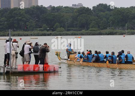 NY, USA. 12. Aug. 2023. Flushing Park, New York, USA, 112. August 2023 - Bürgermeister Eric Adams tritt am Samstag, den 12. August 2023, am Hong Kong Dragon Boat Festival 2023 mit der Mayors Community Affairs Unit (CAU) am Meadow Lake in Flushing Meadows Corona Park, Queens, an. Foto: Luiz Rampelotto/EuropaNewswire (Kreditbild: © Luiz Rampelotto/ZUMA Press Wire) NUR REDAKTIONELLE VERWENDUNG! Nicht für den kommerziellen GEBRAUCH! Stockfoto