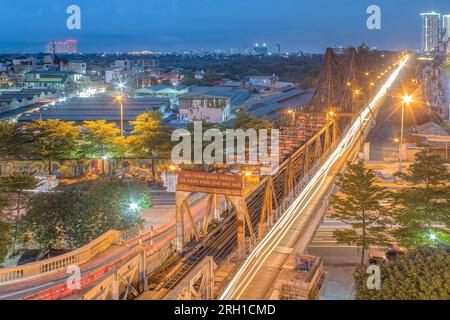 HANOI, VIETNAM - AUG 12,2023: LANGE BIEN-BRÜCKE, ERBAUT VON DEN FRANZOSEN, HANOI, VIETNAM. Ein berühmtes Reiseziel für Touristen aus den USA, JAPAN, KOREA, CHINA und TA Stockfoto