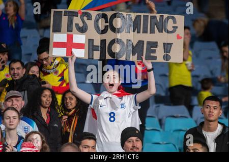 Melbourne, Australien. 13. Aug. 2023. Fußballfans, die am 12. August 2023 das FIFA Women's World Cup 2023 zwischen England Women und Colombia Women im Melbourne Rectangular Stadium, Melbourne, Australien, absolvieren. Foto von Richard Nicholson. Nur redaktionelle Verwendung, Lizenz für kommerzielle Verwendung erforderlich. Keine Verwendung bei Wetten, Spielen oder Veröffentlichungen von Clubs/Ligen/Spielern. Kredit: UK Sports Pics Ltd/Alamy Live News Stockfoto