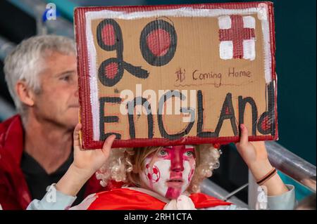 Melbourne, Australien. 13. Aug. 2023. Fußballfans, die am 12. August 2023 das FIFA Women's World Cup 2023 zwischen England Women und Colombia Women im Melbourne Rectangular Stadium, Melbourne, Australien, absolvieren. Foto von Richard Nicholson. Nur redaktionelle Verwendung, Lizenz für kommerzielle Verwendung erforderlich. Keine Verwendung bei Wetten, Spielen oder Veröffentlichungen von Clubs/Ligen/Spielern. Kredit: UK Sports Pics Ltd/Alamy Live News Stockfoto